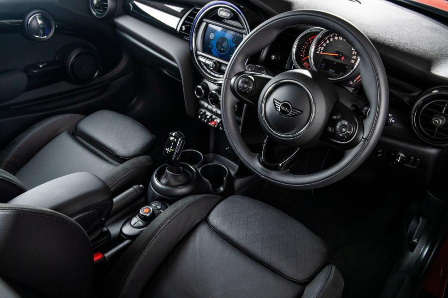 Интерьер Mini Cooper (F56) 2018 года  (SG) (фото 6 из 18)